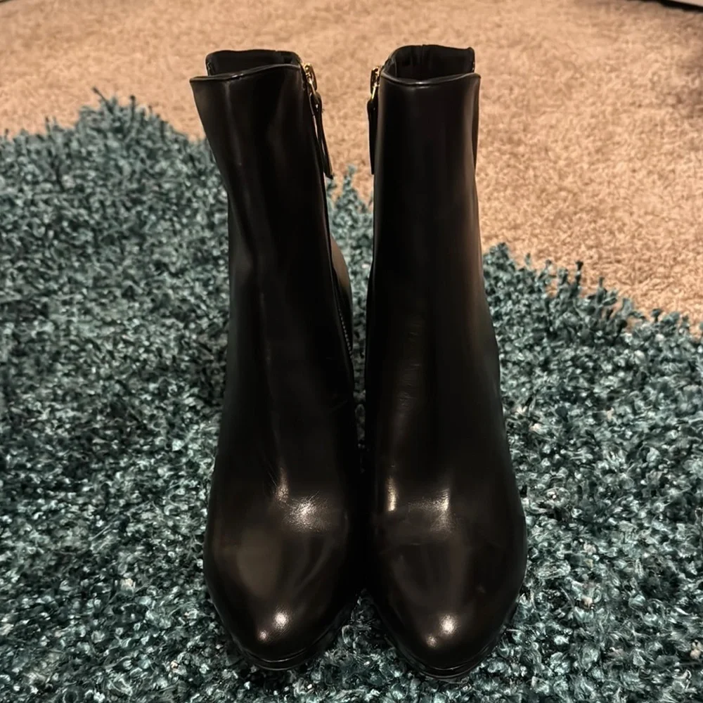 LIKE NEW Nine West Black Ankle Booties with Chunky Heel Leather